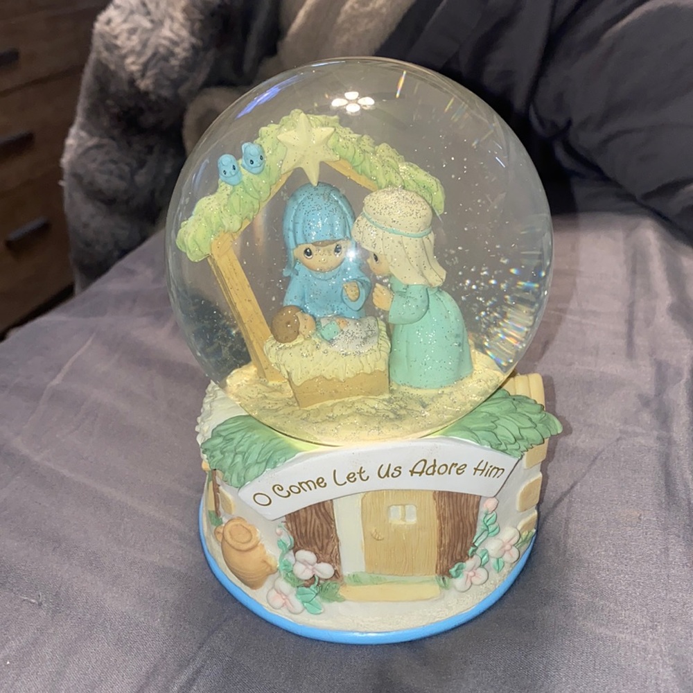 Snow globe. "O little town of Bethehem"